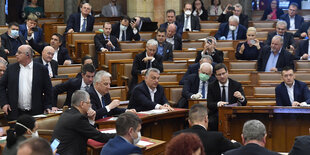 Orbán und ungarische Abgeordnete im Parlament