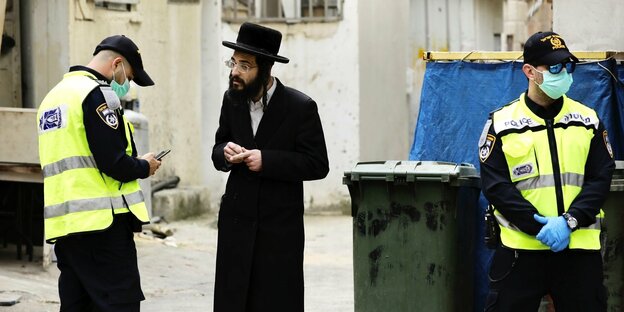 Ein ultra-orthodoxer Jude wird in Tel Aviv von der Polizei befragt.