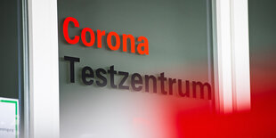 Auf einer Tür steht "Corona Testzentrum"