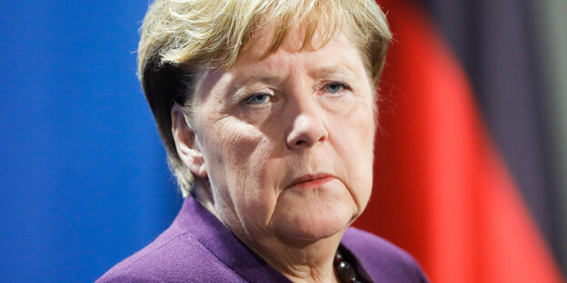 Angela Merkel schaut unglücklich.