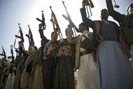 Kämpfer der Houthi-Rebellen halten während einer Versammlung mit der weitere Kämpfer mobilisiert werden sollen, ihre Waffen in die Höhe