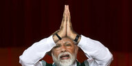 Indiens Premierminister Narendra Modi hebt die Hände zum Yoga.