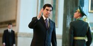 Gurbanguly Berdimukhamedow salutiert