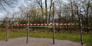 Absperrband in einem Park an Turnstangen