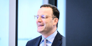 Jens Spahn lacht.