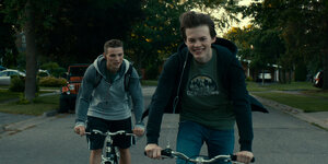 Zwei Jugendliche auf Fahrrädern.