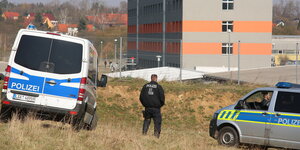Sachsen-Anhalt, Halberstadt: Polizisten stehen vor der Zentralen Anlaufstelle für Asylbewerber des Landes Sachsen-Anhalt. Die Einrichtung steht wegen eines bestätigten Corona-Positivbefundes für zwei Wochen unter Quarantäne