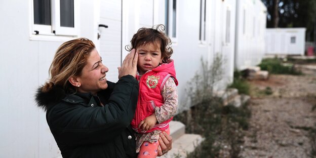 Flüchtlinge in einem griechischen Flüchtlingslager. Flüchtlinge in einem griechischen Flüchtlingslager.