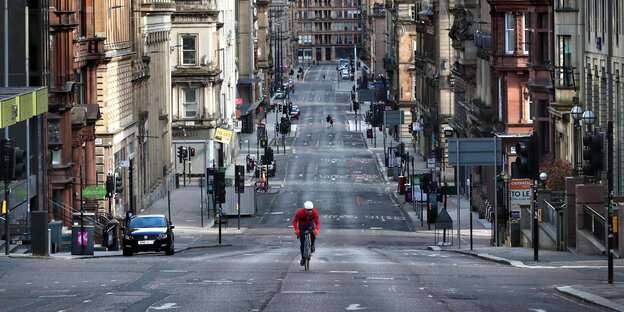 Eine nahezu leere Straße im britischen Glasgow