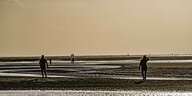 Spaziergänger am Strand von Borkum