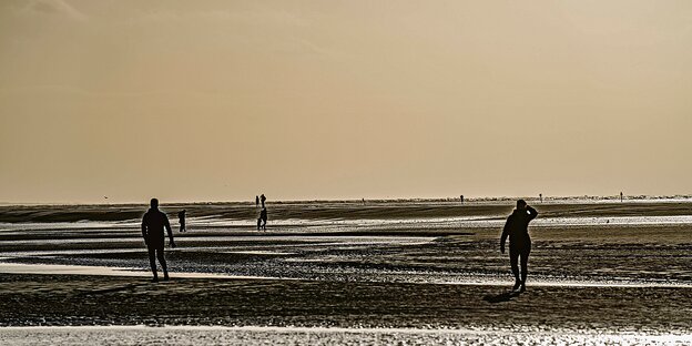 Spaziergänger am Strand von Borkum