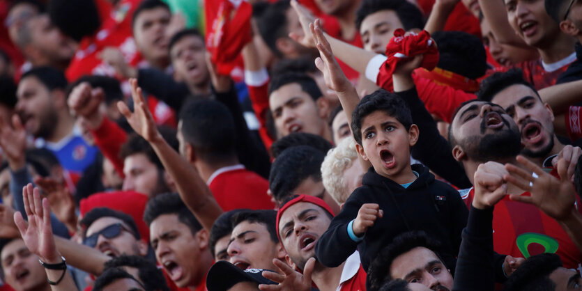 Männliche Fußballfans im Stadion