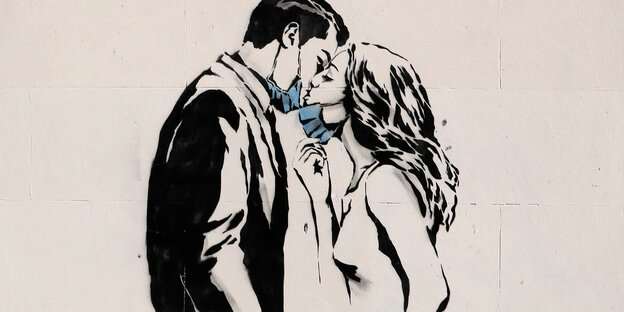 Ein sich küssendes Paar mit Mundschutz als Streetart.