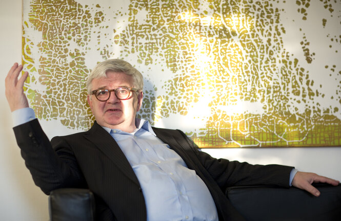 Joschka Fischer sitzt auf einerm Sofa