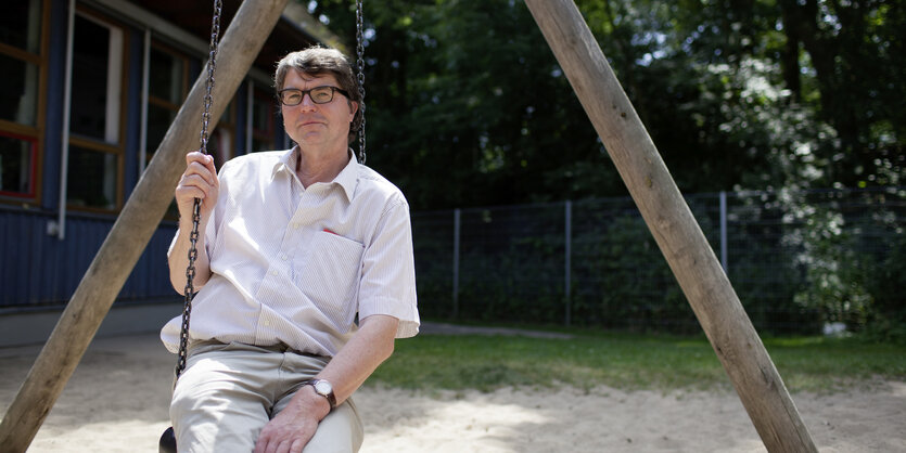 Reinhard Staehling sitz auf einer Schaukel.