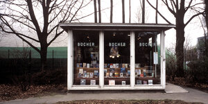 Zu sehen ist eine Foto eines kleinen ungenannten Buchladens in Hamburg.