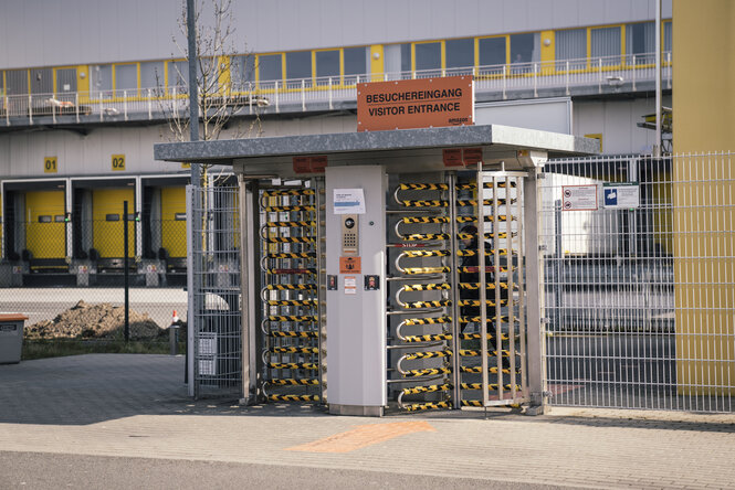 Drehkreuz im Eingangsbereich zum Amazon Versandzentrum in Leipzig