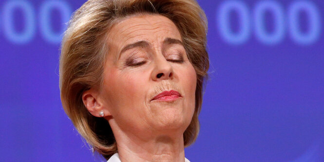 Vonder Leyen hat die Augen geschlossen.