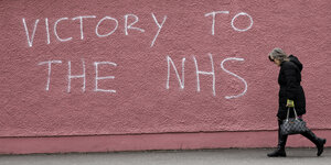 Ein Graffiti an einem Krankenhaus sagt: Victory to the NHS