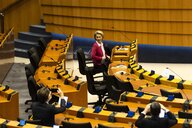 EU-Kommissionschefin Von der Leyen steht in einem leeren Saal des EU-Parlamentes