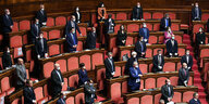 Menschen stehen in den Rängen des Parlaments in Rom