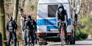 Polizei bei Kontrollen im Park