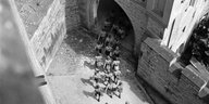 Hitlerjugend marschiert auf Hohenzollernburg bei Hechingen