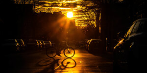 Ein Radfahrer im Sonnenuntergang