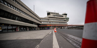 Ein leerer Vorplatz vor dem Flughanfengebäude Tegel: Keine Autos und keine Menschen sind zu sehen.