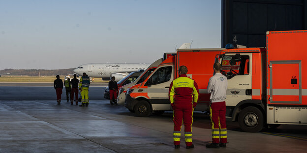 Ein Bundeswehr-Airbus bringt Corona-Patienten nach Köln