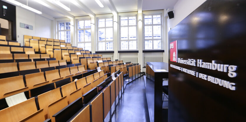 Ein leerer Saal mit Stühlen und Tafel