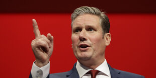 Keir Starmer hält eine Rede