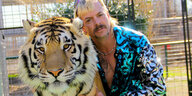 der Country- und Westernsänger Joe Exotic mit einem Tiger