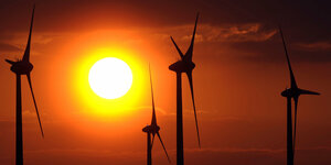 Windkraftanlagen vor untergehender Sonne