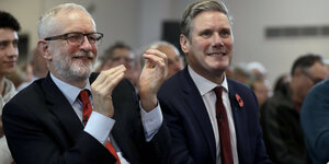 Corbyn und sein späterer Nachfolger Starmer sitzen Seite an Seite bei einer gemeinsamen Wahlveranstaltung