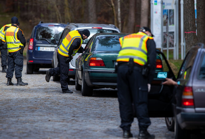 Polizei kontrolliert Pkws