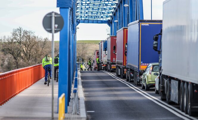 Brücke mit Lastwagen