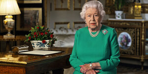 Queen Elizabeth in einem grünen Kleid in Windsor Castle
