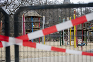 blick auf einen mit rot-weißen absperrbändern abgeriegelten Spielplatz blick auf einen mit rot-weißen absperrbändern abgeriegelten Spielplatz