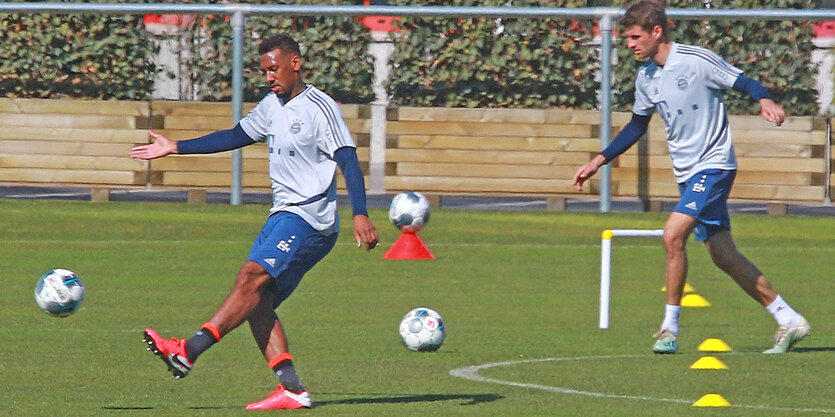 Die Fußballer Boateng und Müller beim Training auf dem Rasen