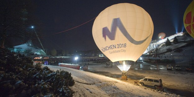 Ein Heißluftballon landet im Münchner Olympiapark