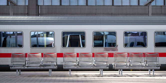 Ein IC im Bahnhof, davor leere Stühle.