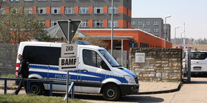 Ein Polizeiauto steht vor der Zentralen Anlaufstelle für Asylbewerber in Halberstadt