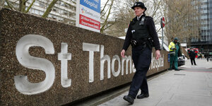 Vor der Inschrift "St. Thomas Hospital" läuft eine Polizistin.