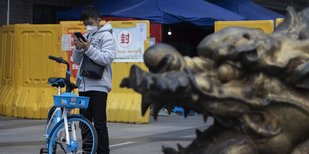 Ein Mann mit Fahrrad in der Stadt Wuhan Ein Mann mit Fahrrad in der Stadt Wuhan