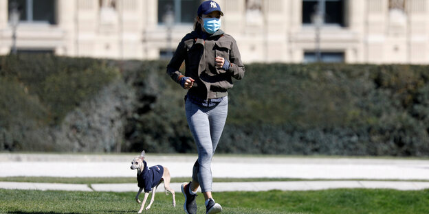 Eine Joggerin und ihr Hund in Paris Eine Joggerin und ihr Hund in Paris