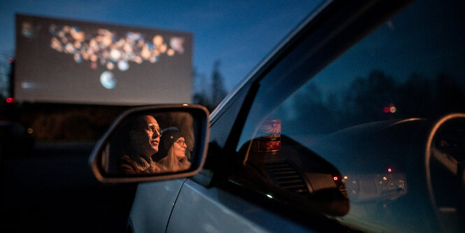 Ein Auto am Abend in einem Autokino