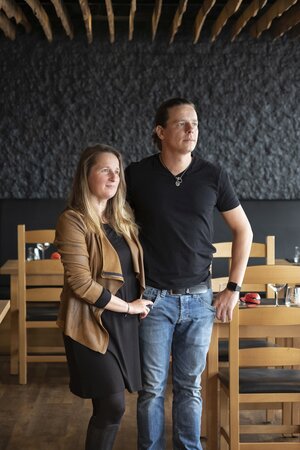 Paar in leerem Lokal Paar in leerem Lokal