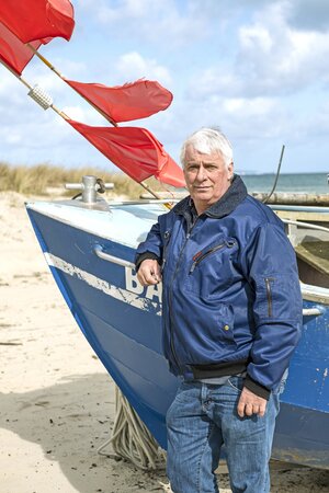 Mann mit Boot im Sand Mann mit Boot im Sand