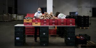 Essenszubereitung an einer Tafel mit Lebensmittelkisten